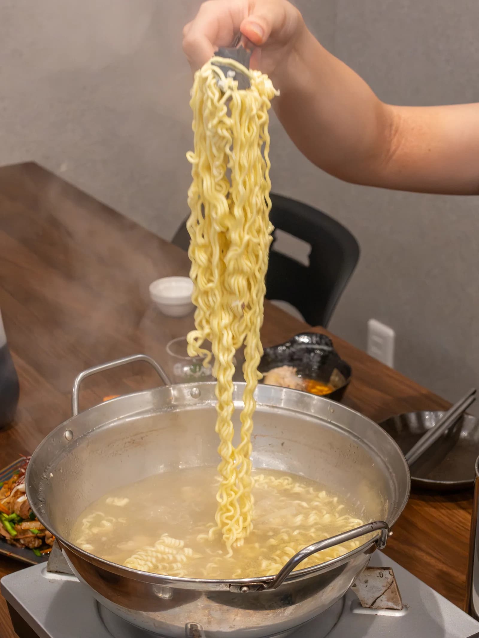 タッカンマリの〆にカルグクスを引き上げるところ
