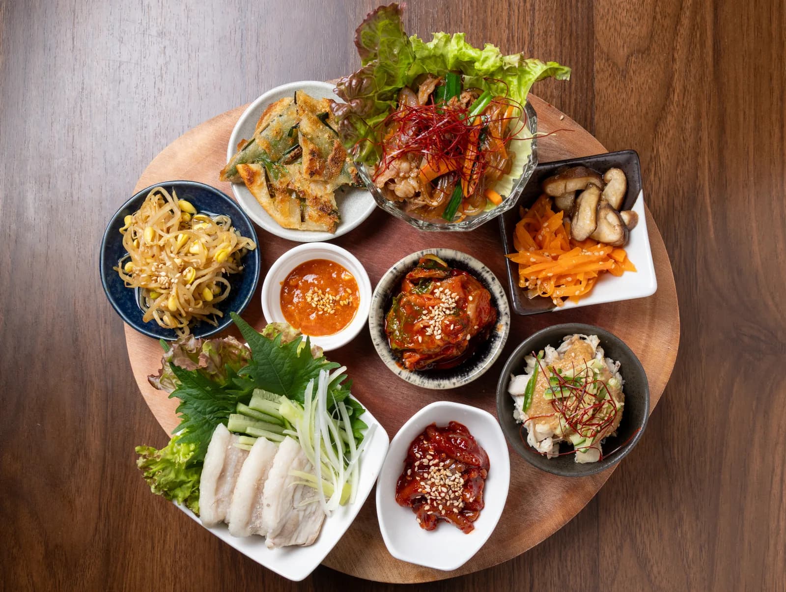 ナムルやキムチが並ぶ前菜プレート